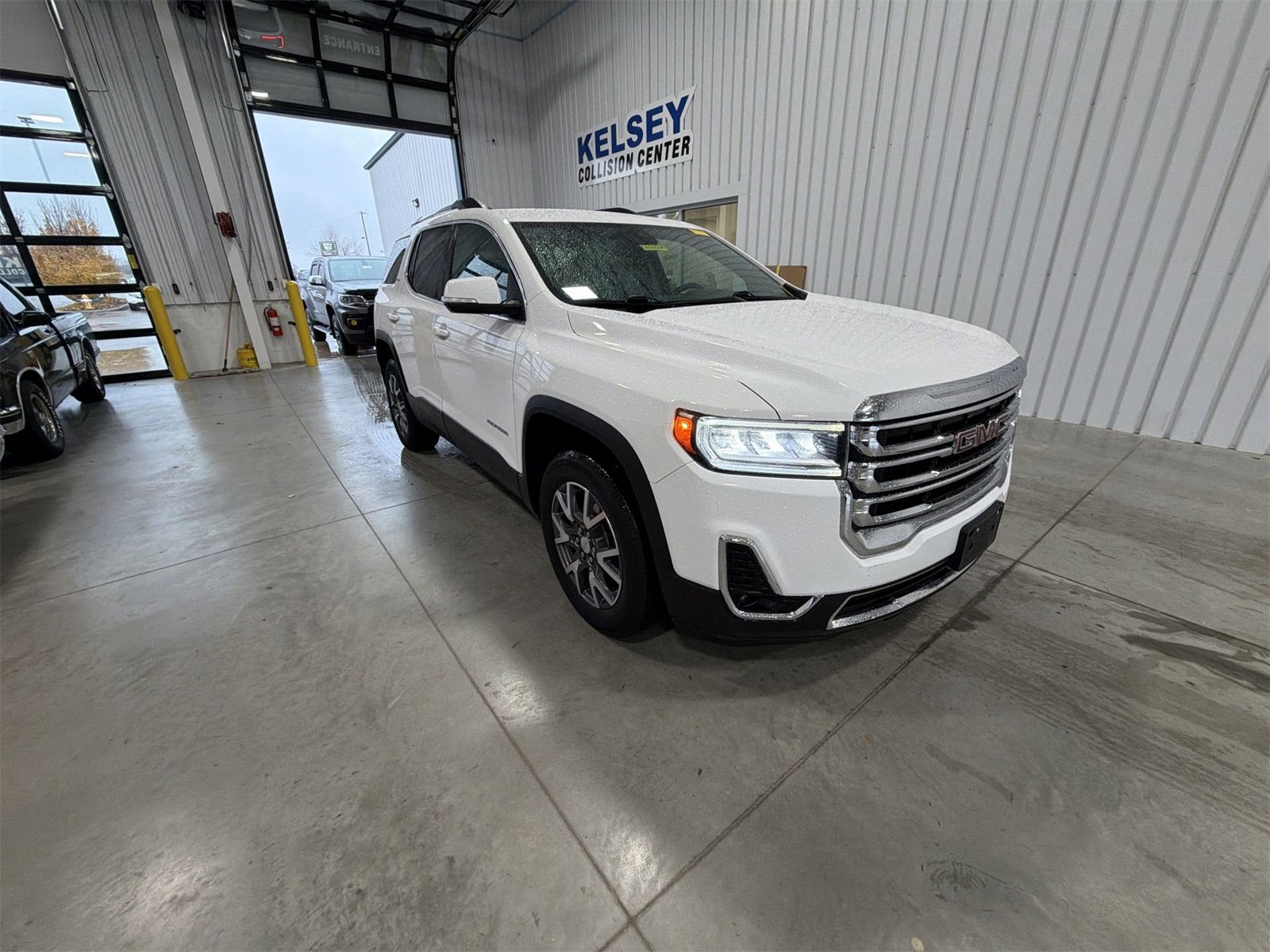 Used 2023 GMC Acadia SLT image 2