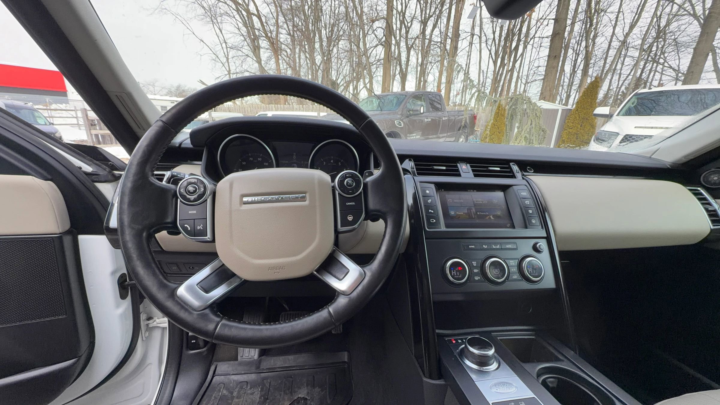 Used 2017 Land Rover Discovery SE image 17