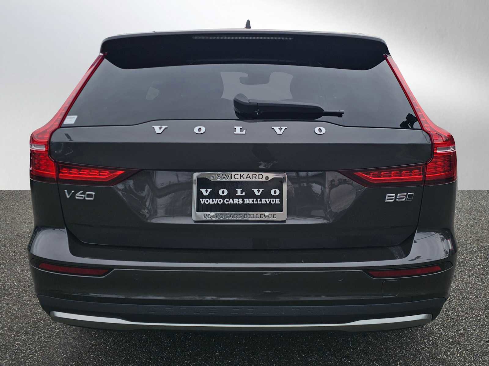 Certified 2025 Volvo V60 B5 Cross Country Plus image 4