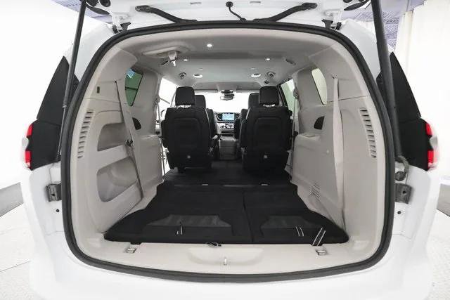 Certified 2024 Chrysler Pacifica Touring-L image 10