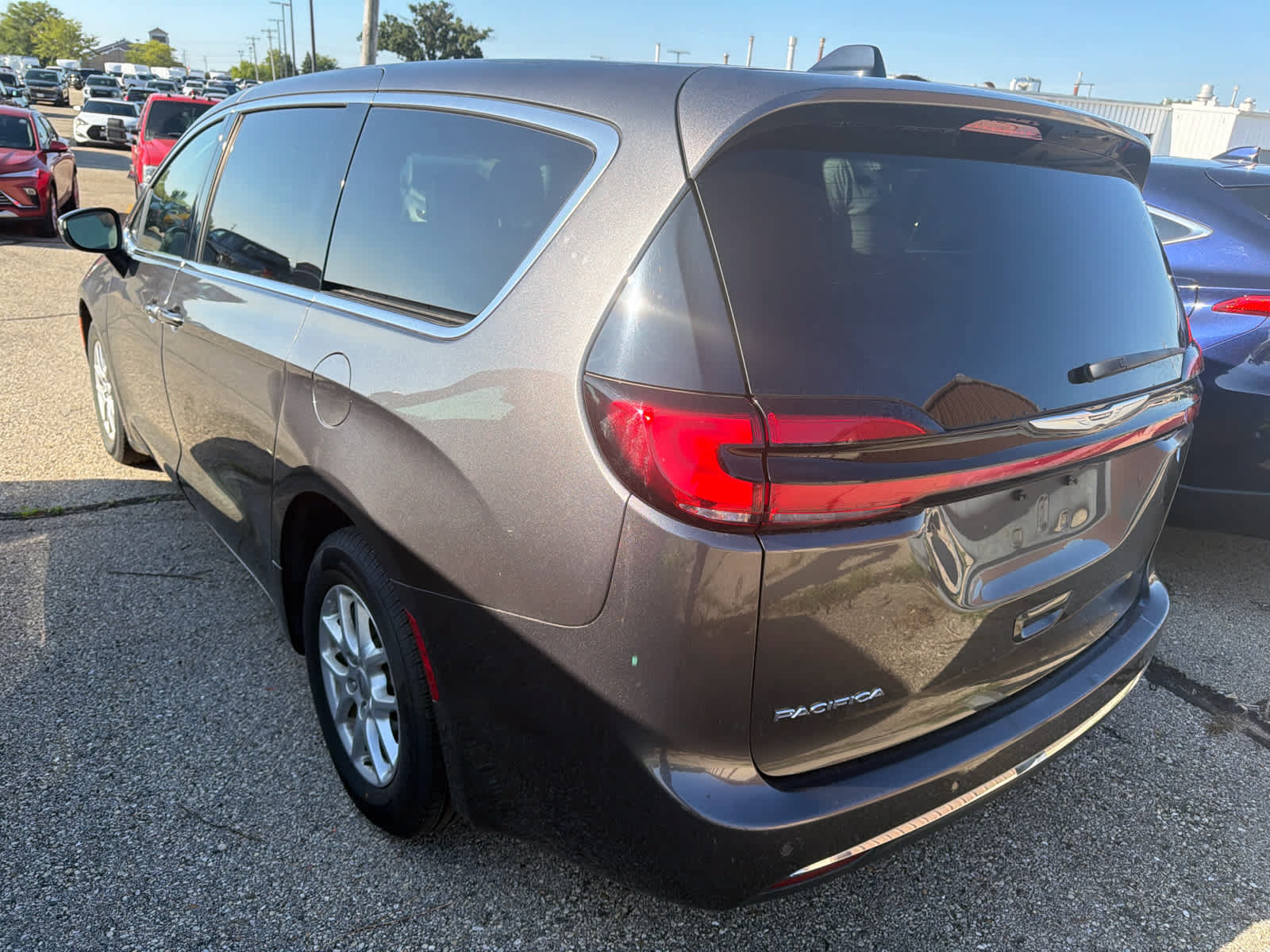 Used 2023 Chrysler Pacifica Touring-L FWD image 5