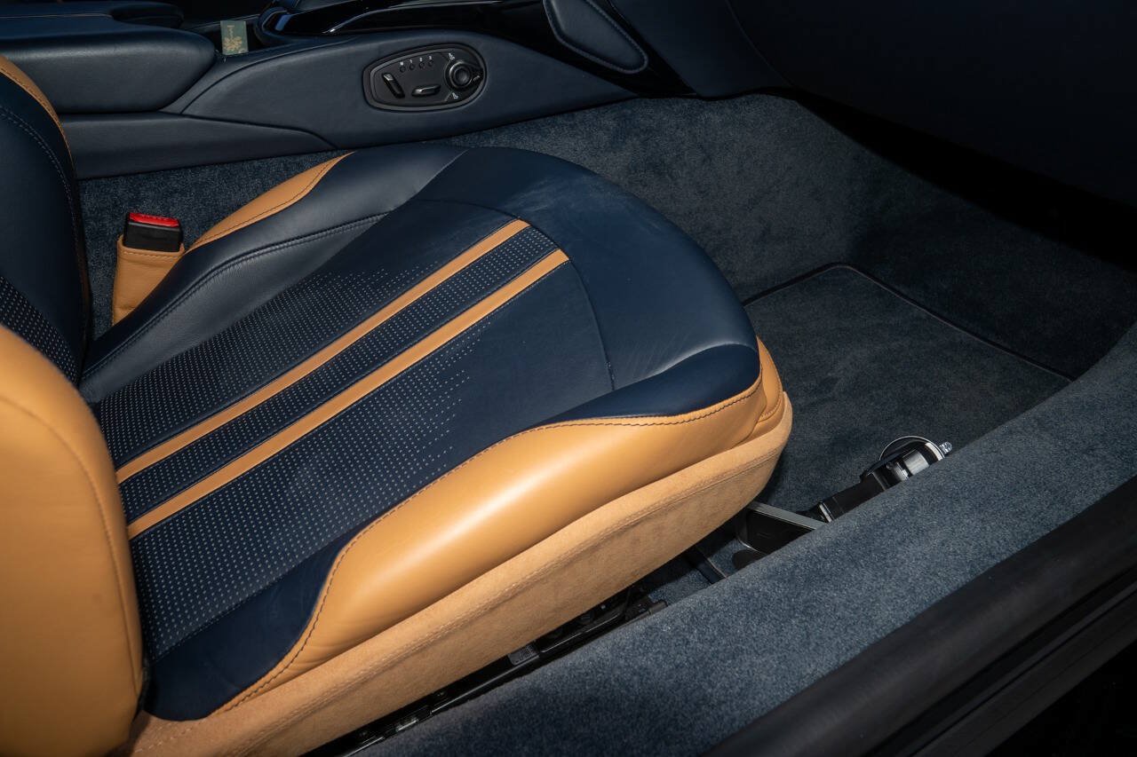 Used 2020 Aston Martin V8 Vantage Coupe RWD image 39