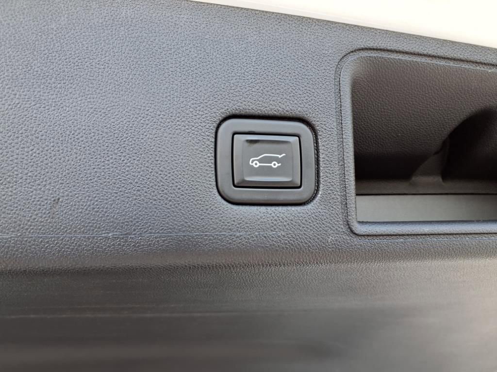 Used 2023 GMC Terrain SLE w/ Driver Convenience Package image 28