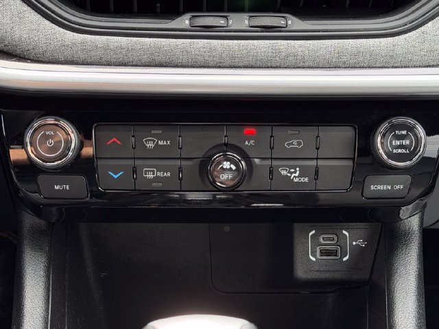 Used 2023 Jeep Compass Latitude AWD/4WD image 15