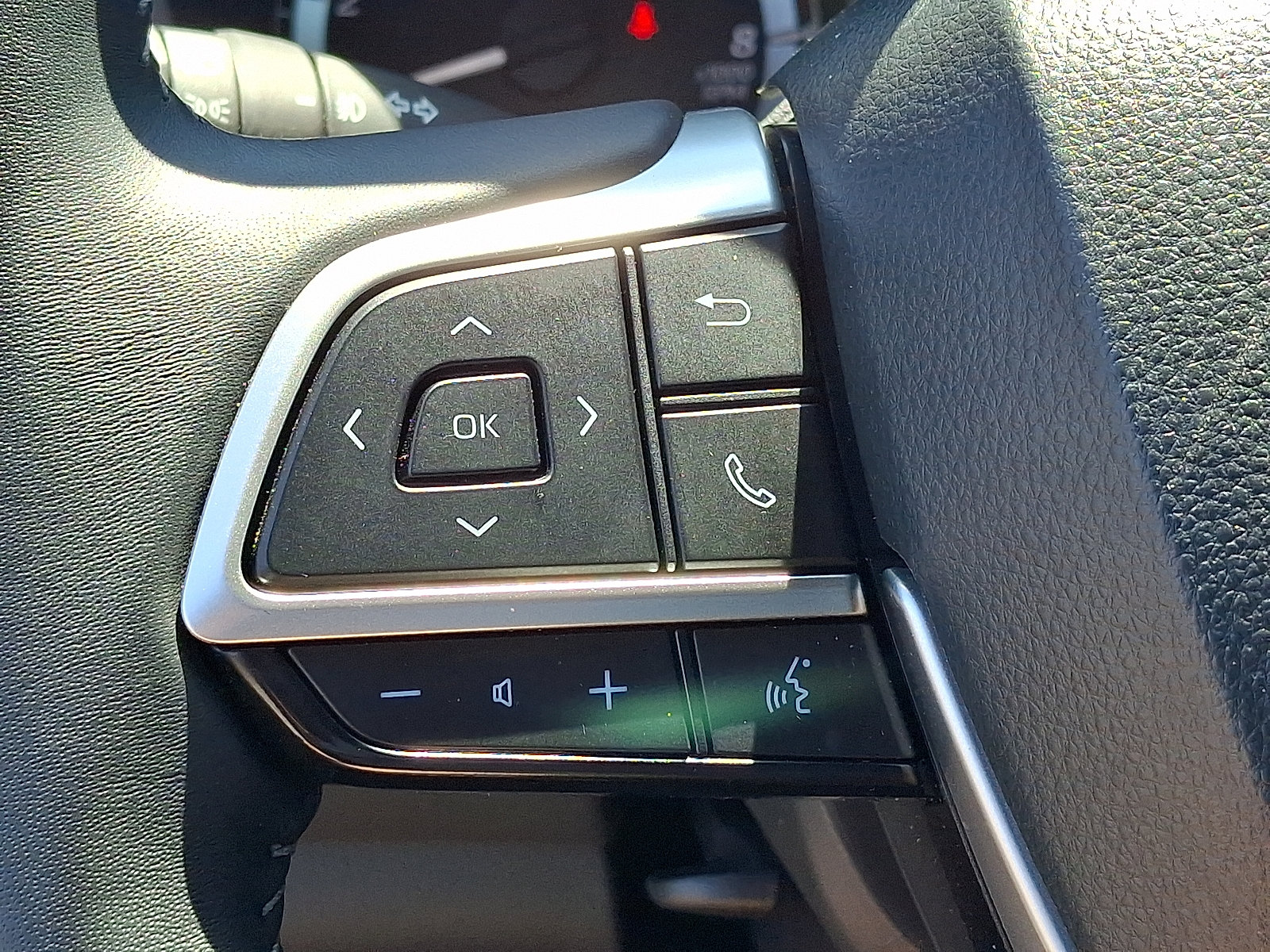 Used 2025 Toyota Highlander LE AWD/4WD image 21