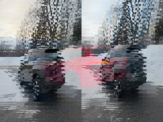 Used 2023 Toyota Highlander XLE image 3