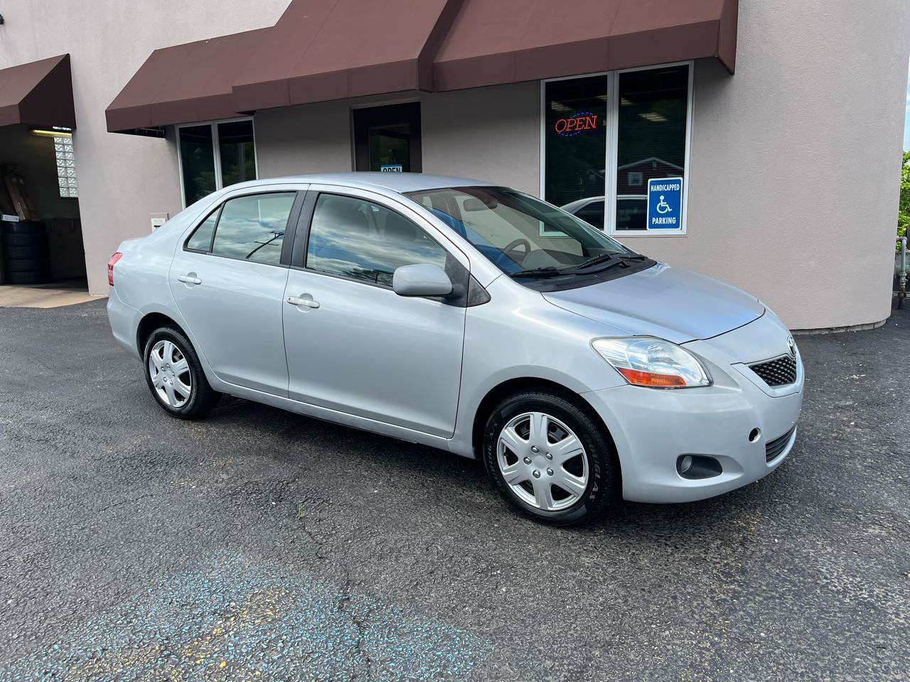 Used 2009 Toyota Yaris Sedan FWD image 3