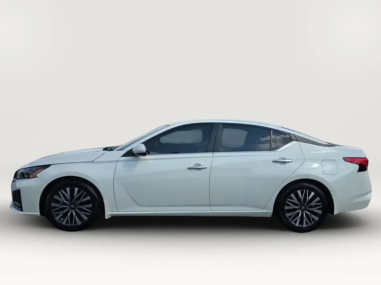 Used 2024 Nissan Altima 2.5 SV w/ SV Premium Package FWD image 5