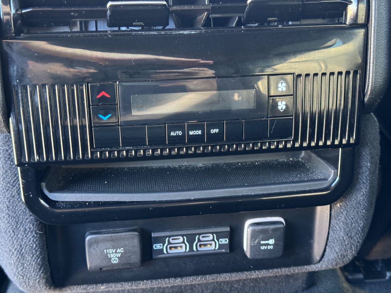 Used 2024 Jeep Wagoneer L Series II RWD image 27