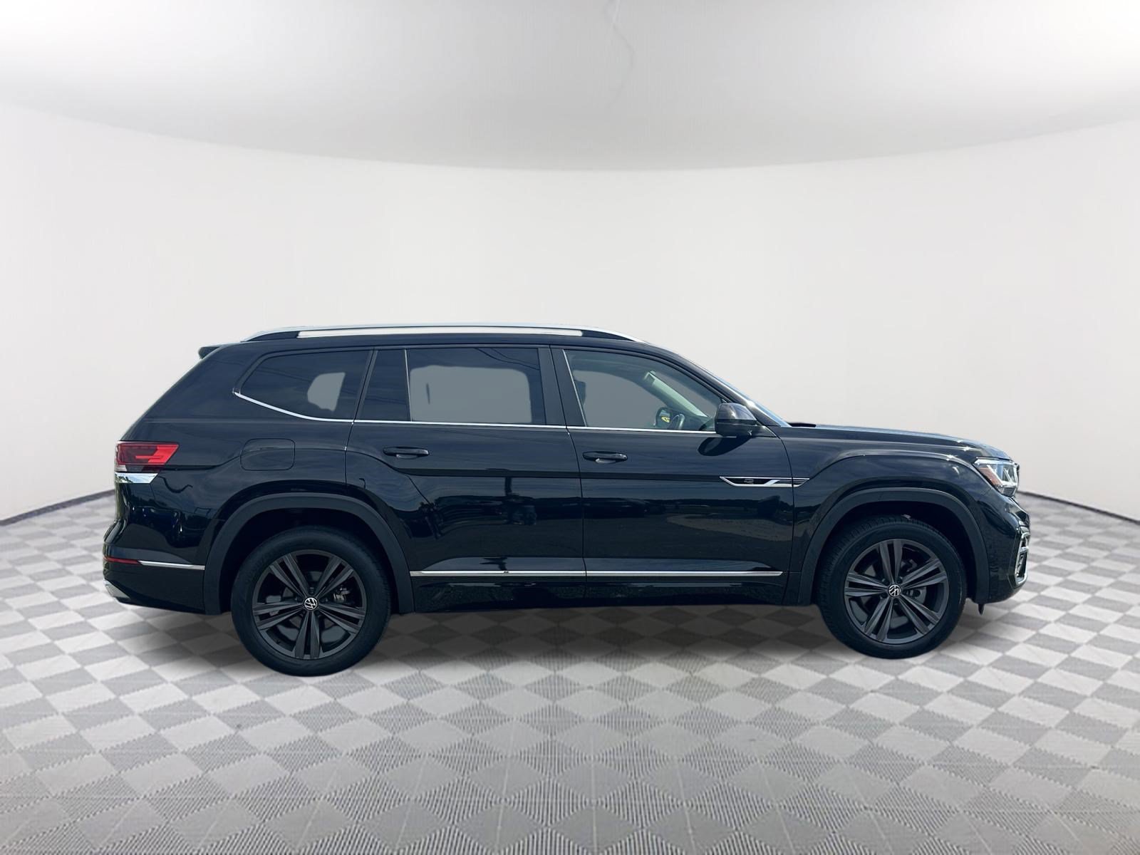 Used 2022 Volkswagen Atlas SEL R-Line AWD/4WD image 4