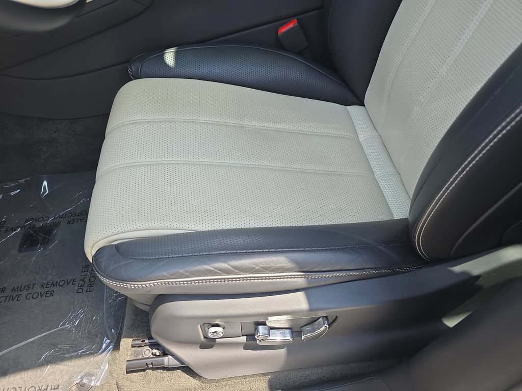 Used 2021 Bentley Bentayga AWD/4WD image 32