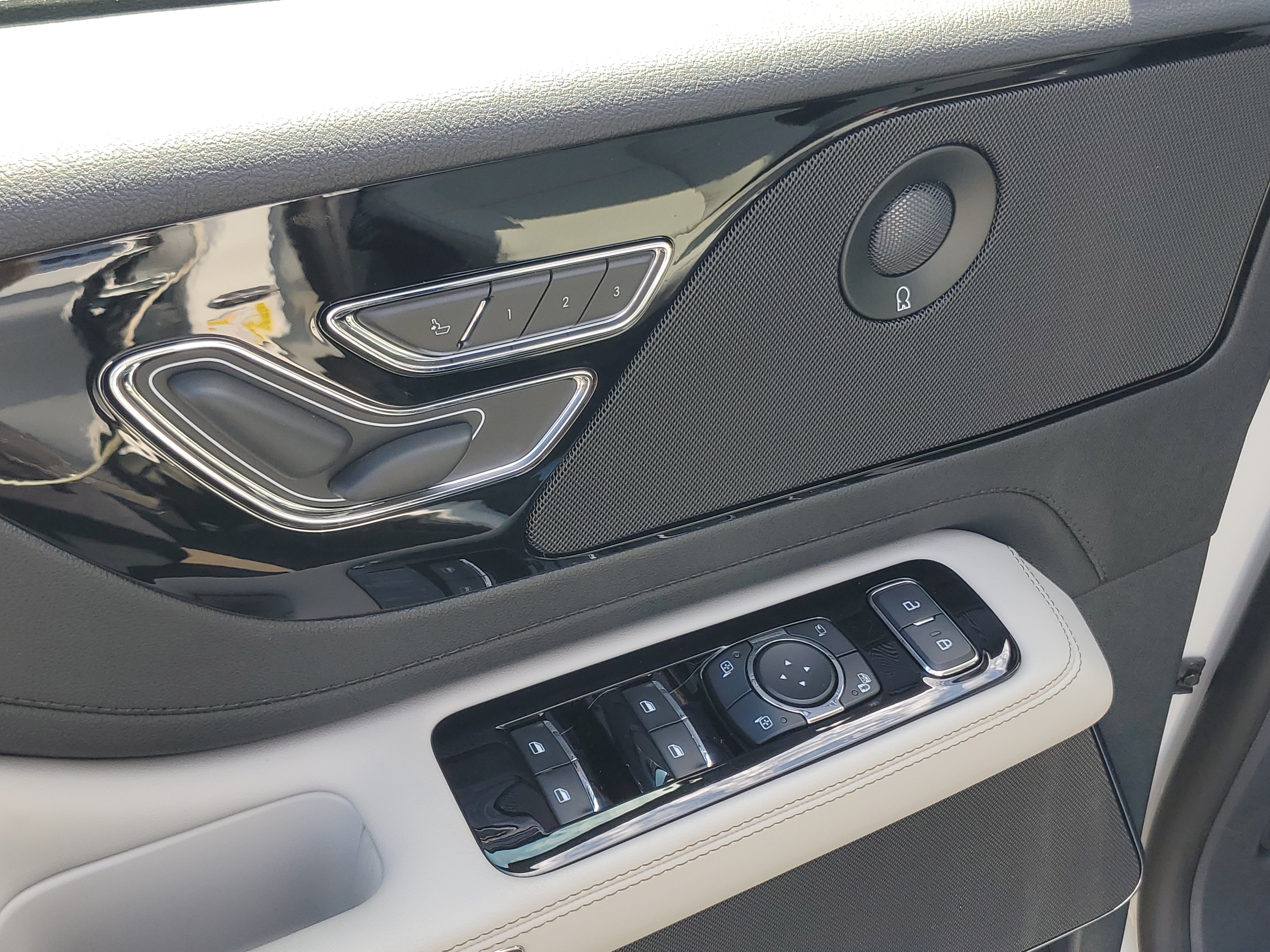 New 2027 Lincoln Aviator AWD image 9
