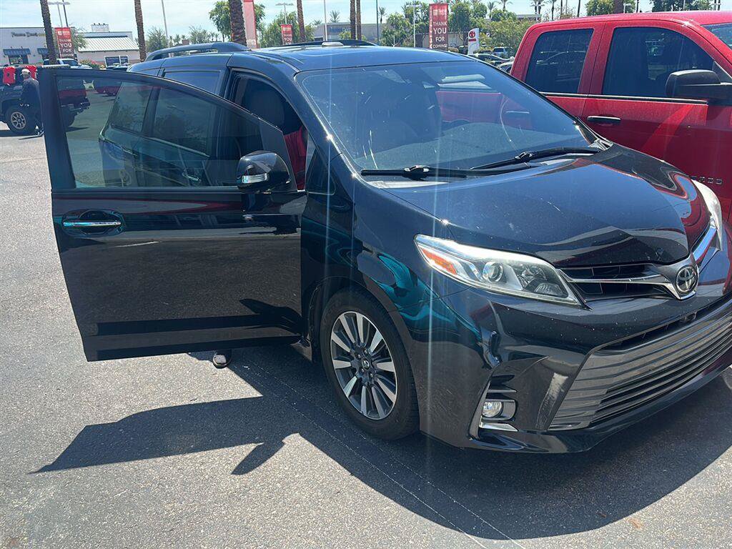 Used 2018 Toyota Sienna Limited Premium w/ Carpet Mat Package FWD image 2