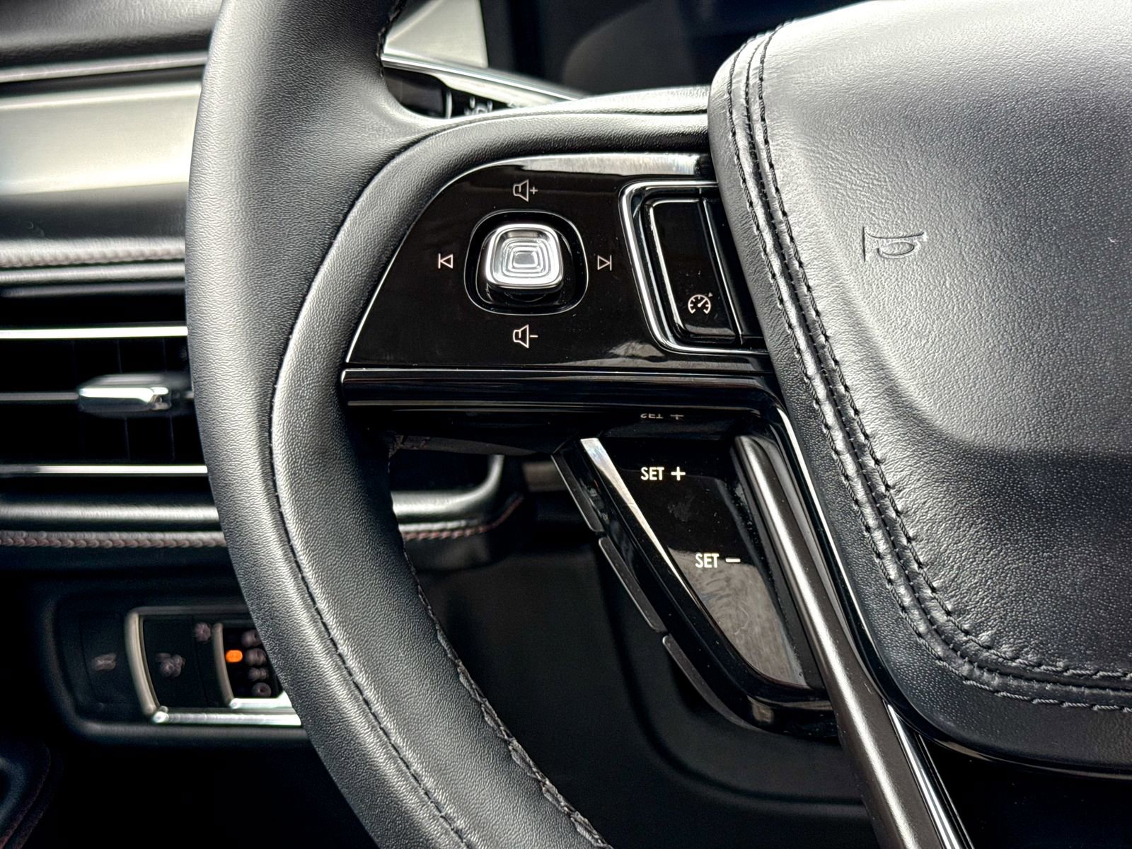 Used 2022 Lincoln Aviator AWD w/ Premium Package image 39