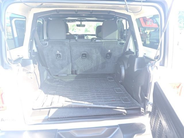 Used 2018 Jeep Wrangler Unlimited Sahara image 15