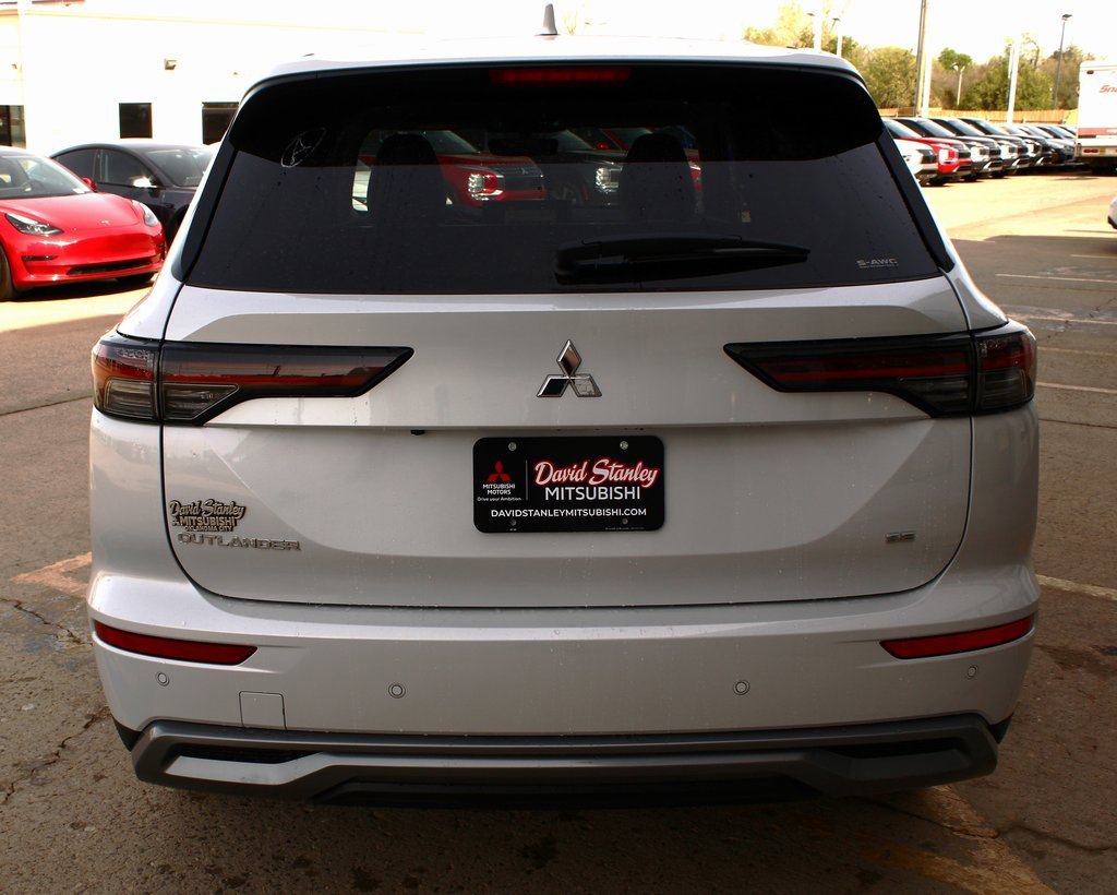 New 2025 Mitsubishi Outlander SE image 6