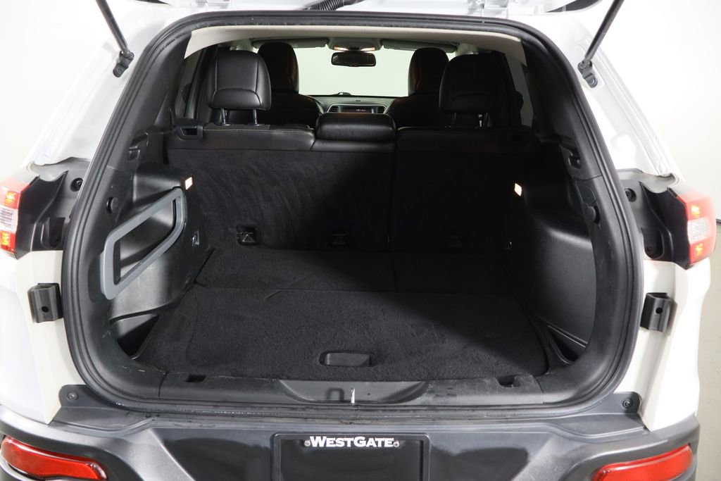 Used 2018 Jeep Cherokee Latitude Plus FWD image 18