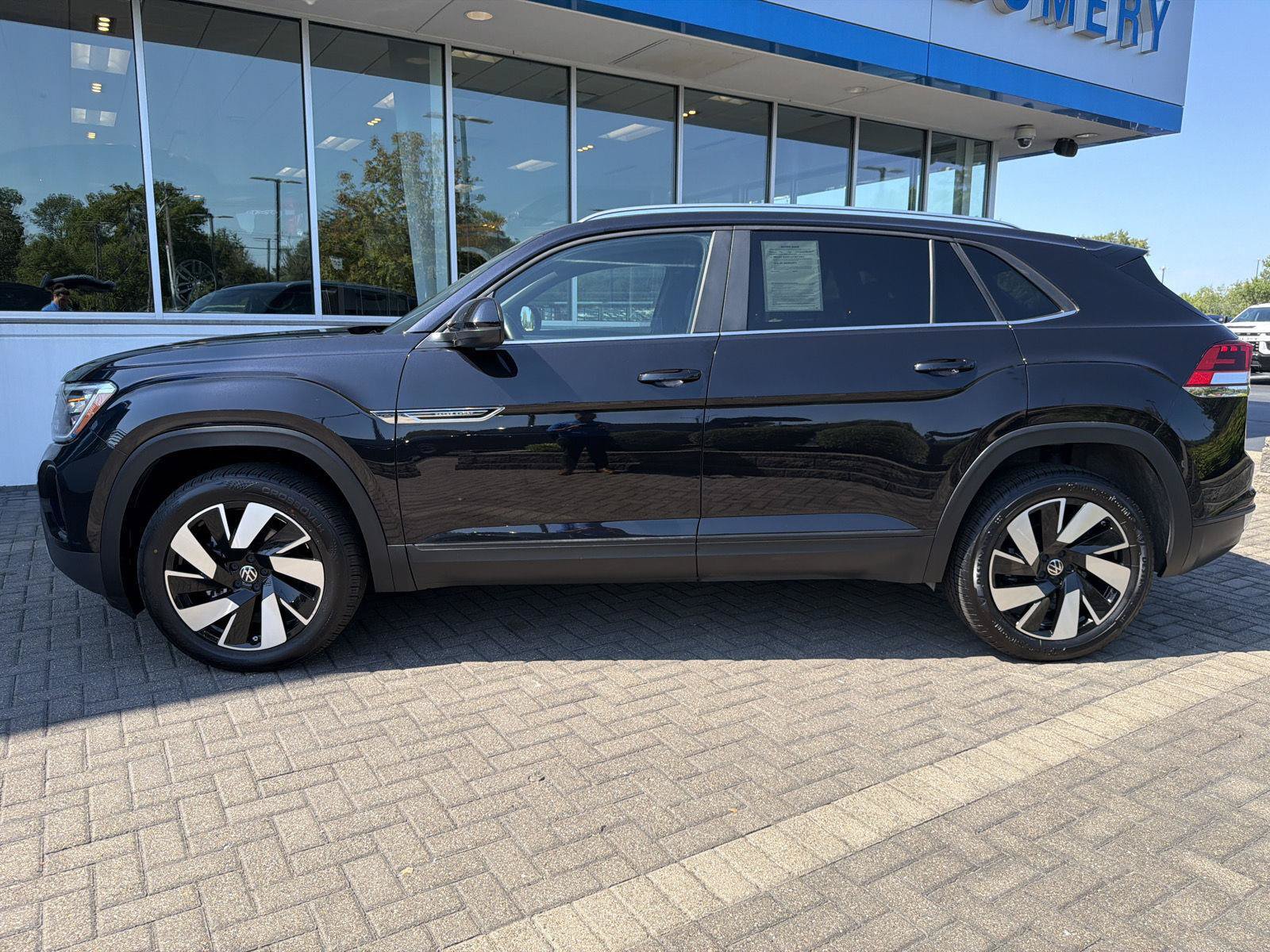 Used 2024 Volkswagen Atlas Cross Sport SE FWD image 2