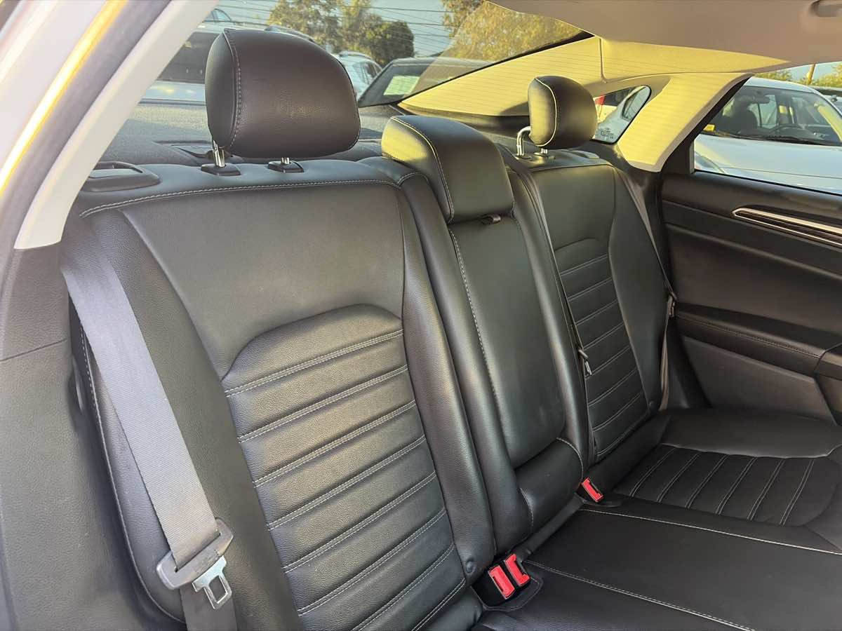 Used 2015 Ford Fusion SE w/ Equipment Group 502A FWD image 22