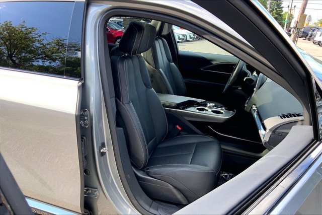 Used 2024 Cadillac Lyriq Luxury AWD/4WD image 6