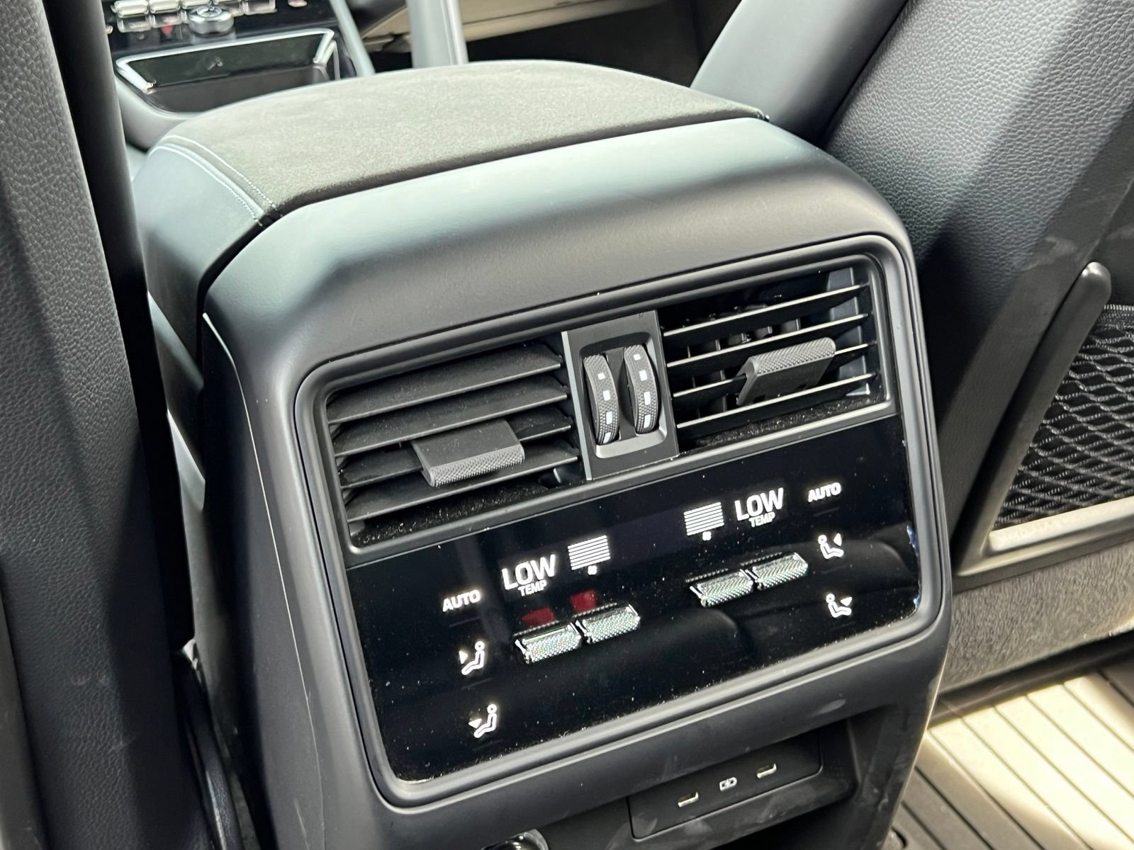 Certified 2025 Porsche Cayenne GTS AWD/4WD image 22