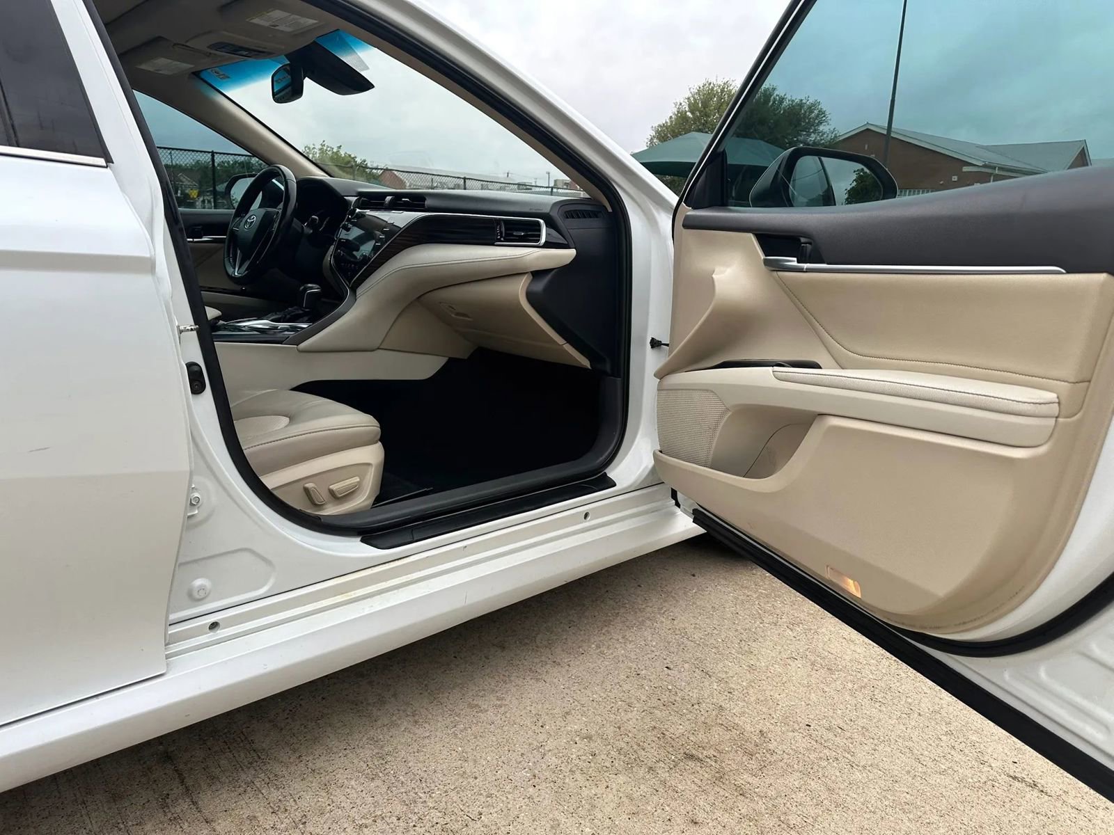 Used 2018 Toyota Camry XLE FWD image 22