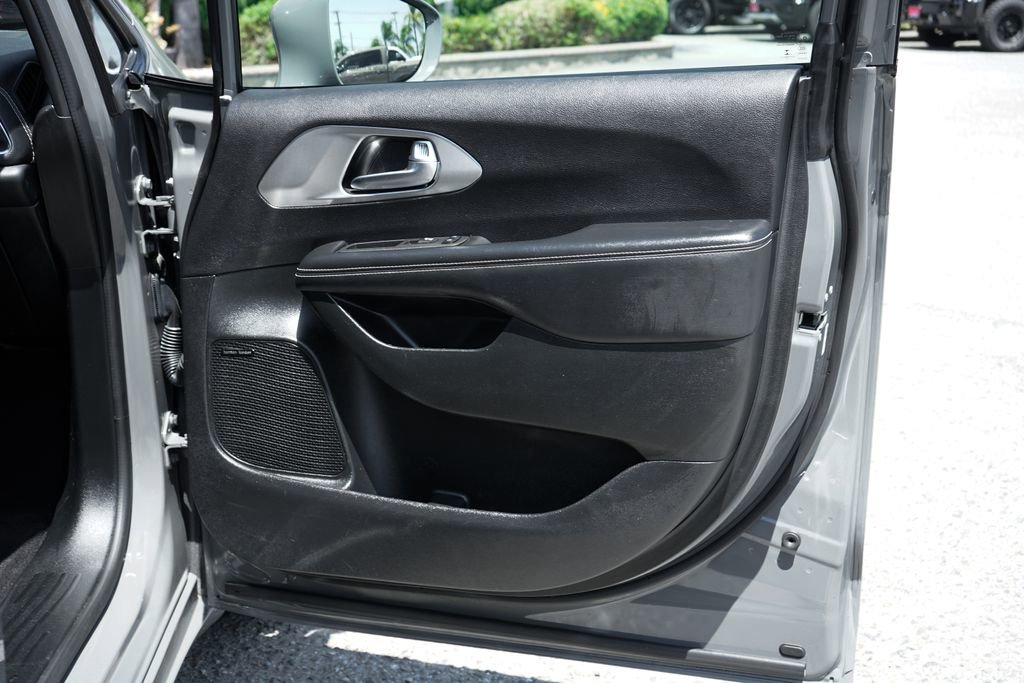 Used 2022 Chrysler Pacifica Limited w/ S Appearance Package FWD image 43