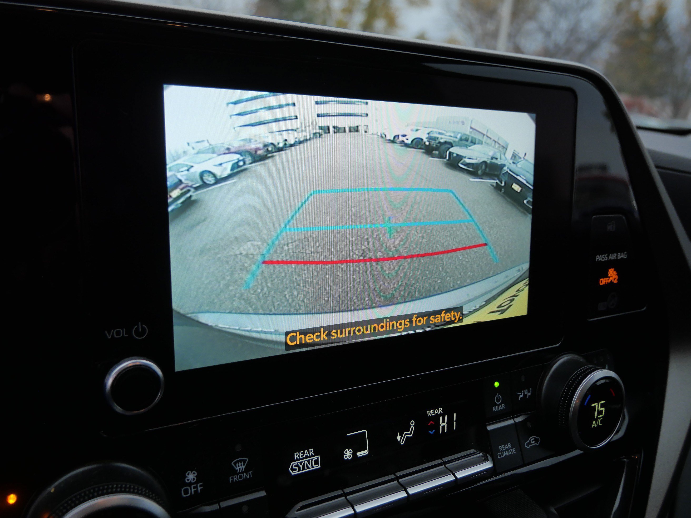 Used 2025 Toyota Highlander XLE AWD/4WD image 32