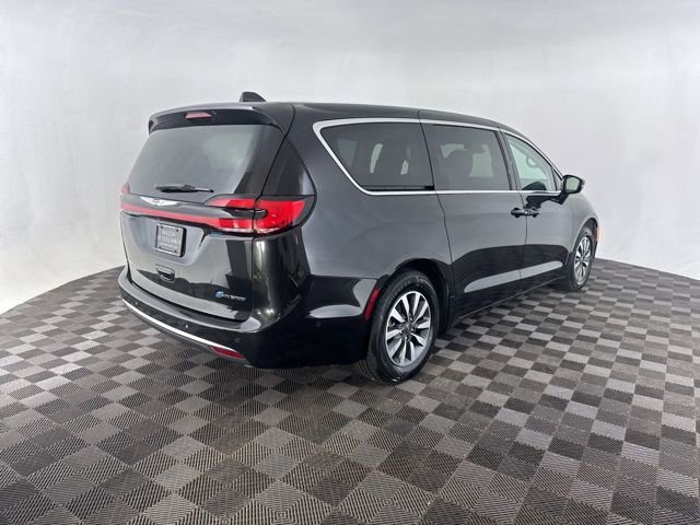 Used 2022 Chrysler Pacifica Touring-L w/ Uconnect Theater Family Group image 5