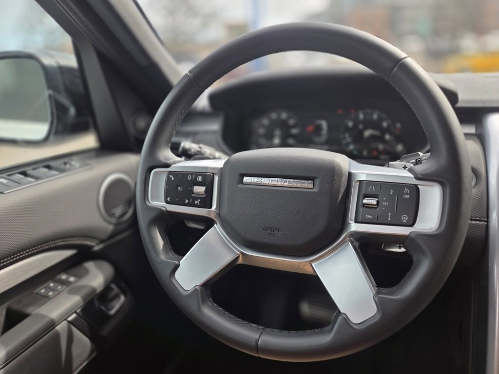Used 2025 Land Rover Discovery Dynamic SE image 20