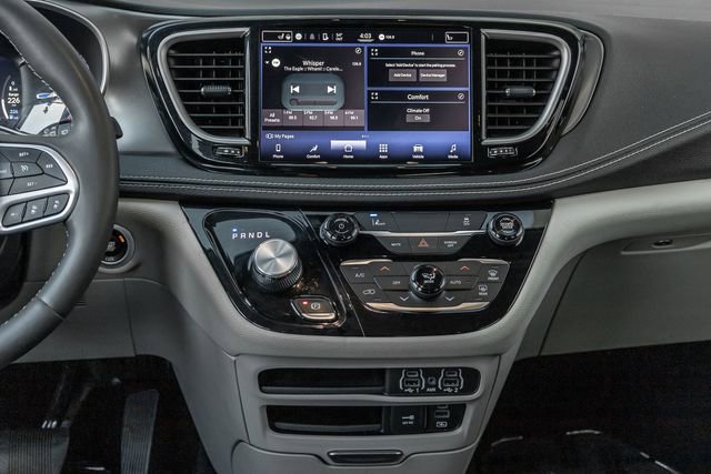 Used 2022 Chrysler Pacifica Touring-L image 8