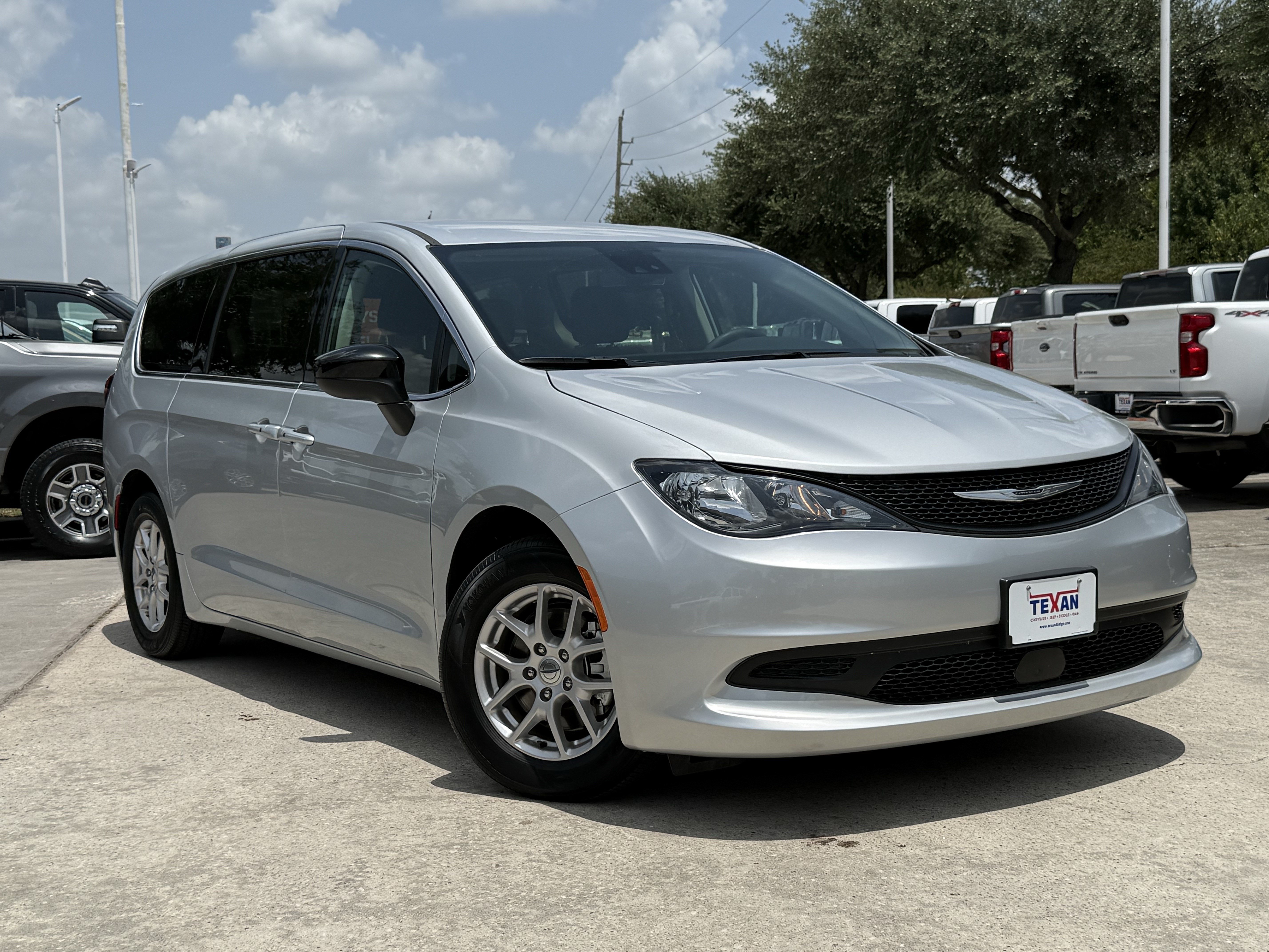 Used 2024 Chrysler Voyager LX FWD video 2