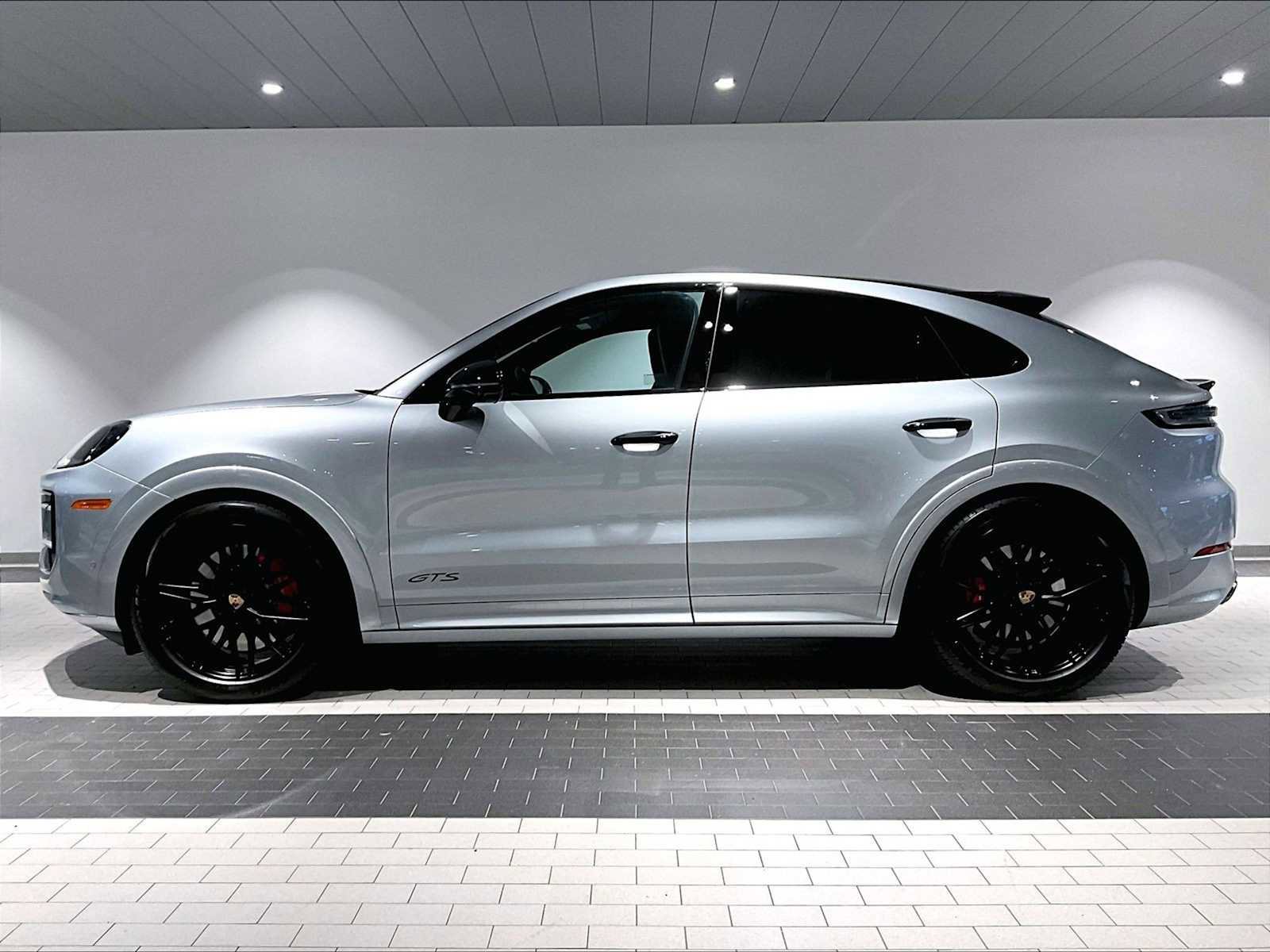 Used 2025 Porsche Cayenne GTS image 2