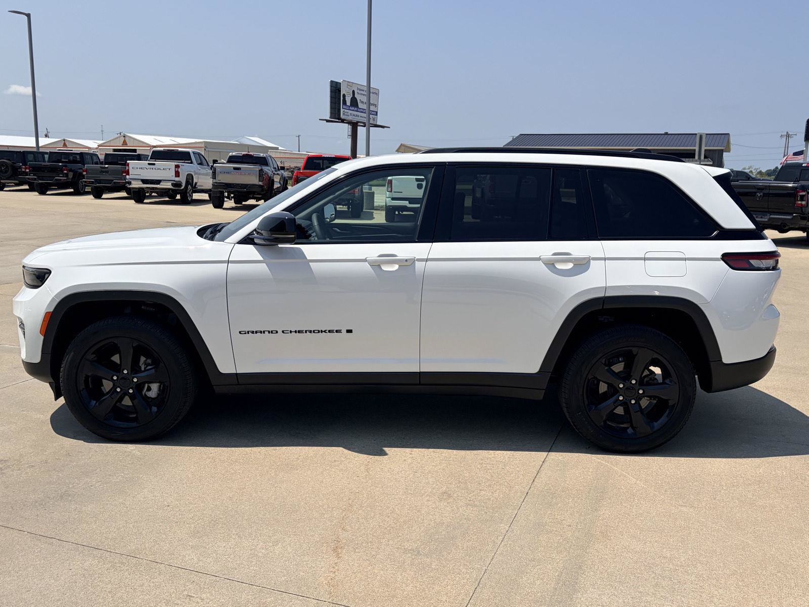 Used 2023 Jeep Grand Cherokee Limited w/ Black Appearance Package AWD/4WD image 38