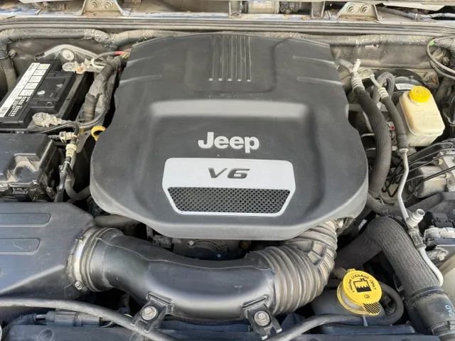 Used 2016 Jeep Wrangler Unlimited Sahara w/ Dual Top Group AWD/4WD image 33