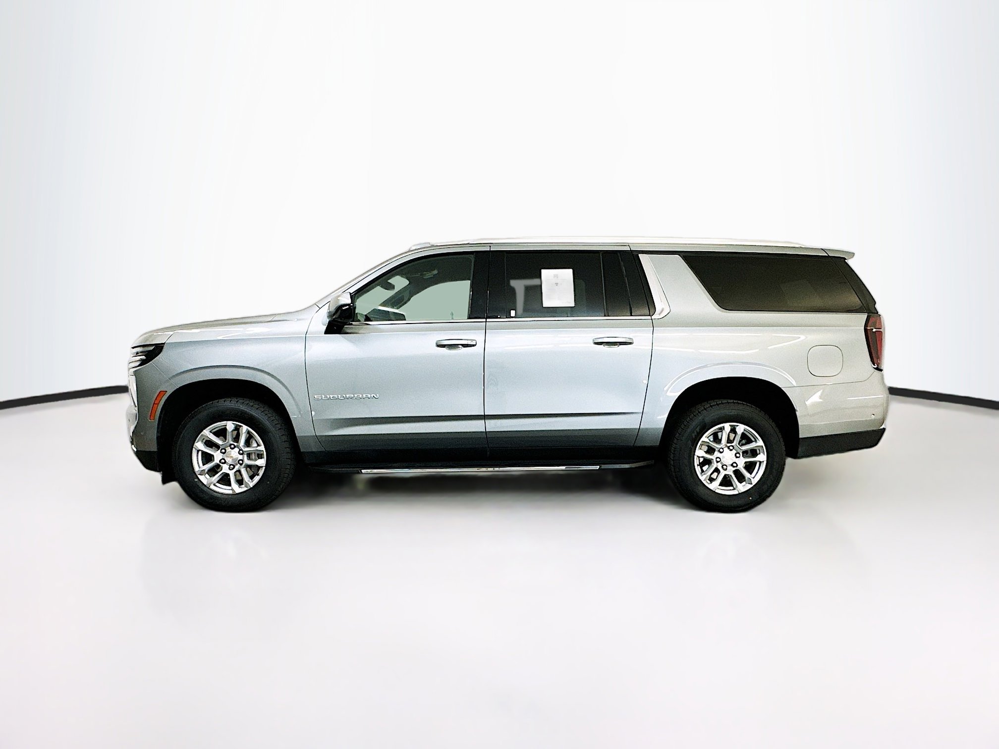 Used 2025 Chevrolet Suburban LT image 4