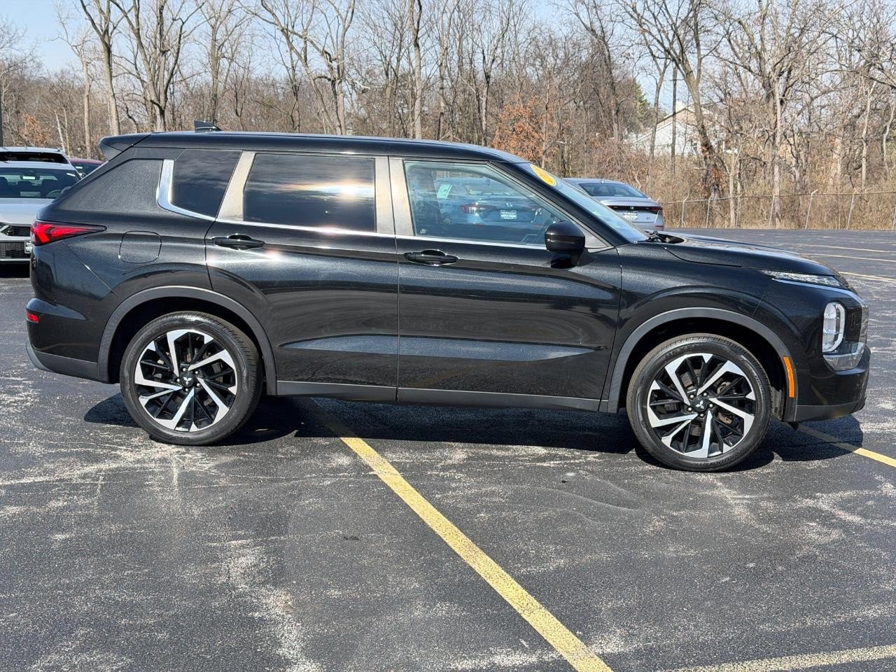 Used 2022 Mitsubishi Outlander ES image 2