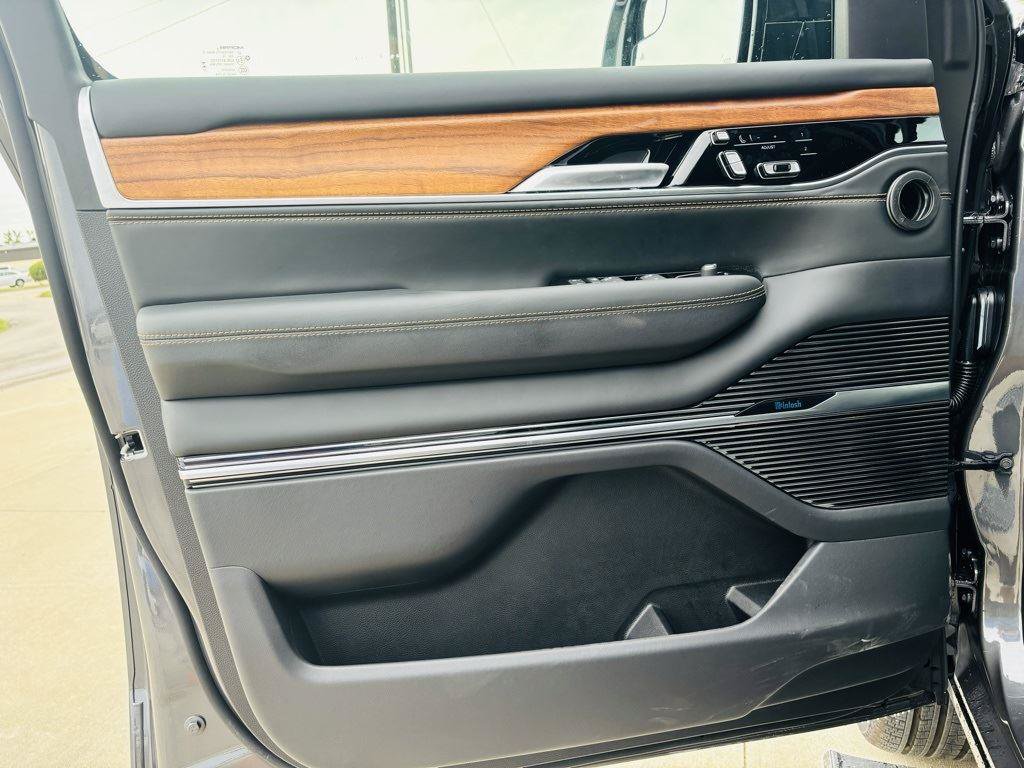New 2024 Jeep Grand Wagoneer Series III AWD/4WD image 16