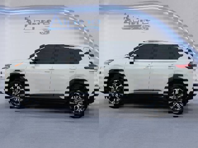 Used 2021 Nissan Rogue SV image 2