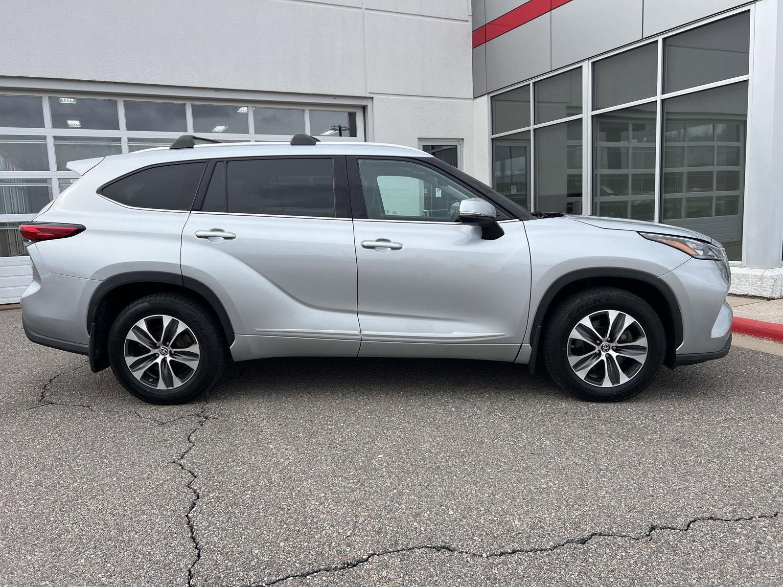 Used 2020 Toyota Highlander XLE AWD/4WD image 7