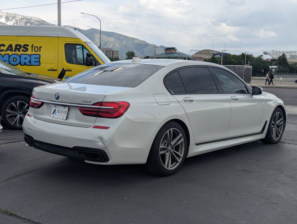 Used 2019 BMW 740i w/ M Sport Package RWD image 4