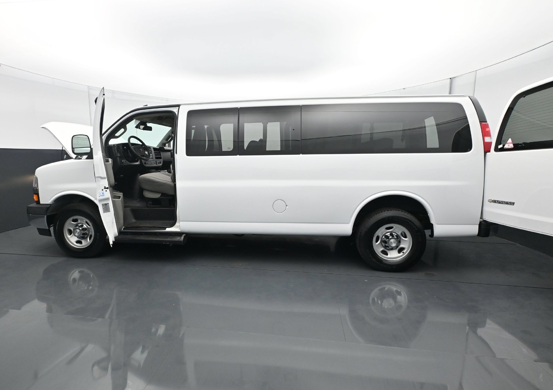 Used 2019 Chevrolet Express 3500 LT w/ LT Preferred Equipment Group RWD image 32