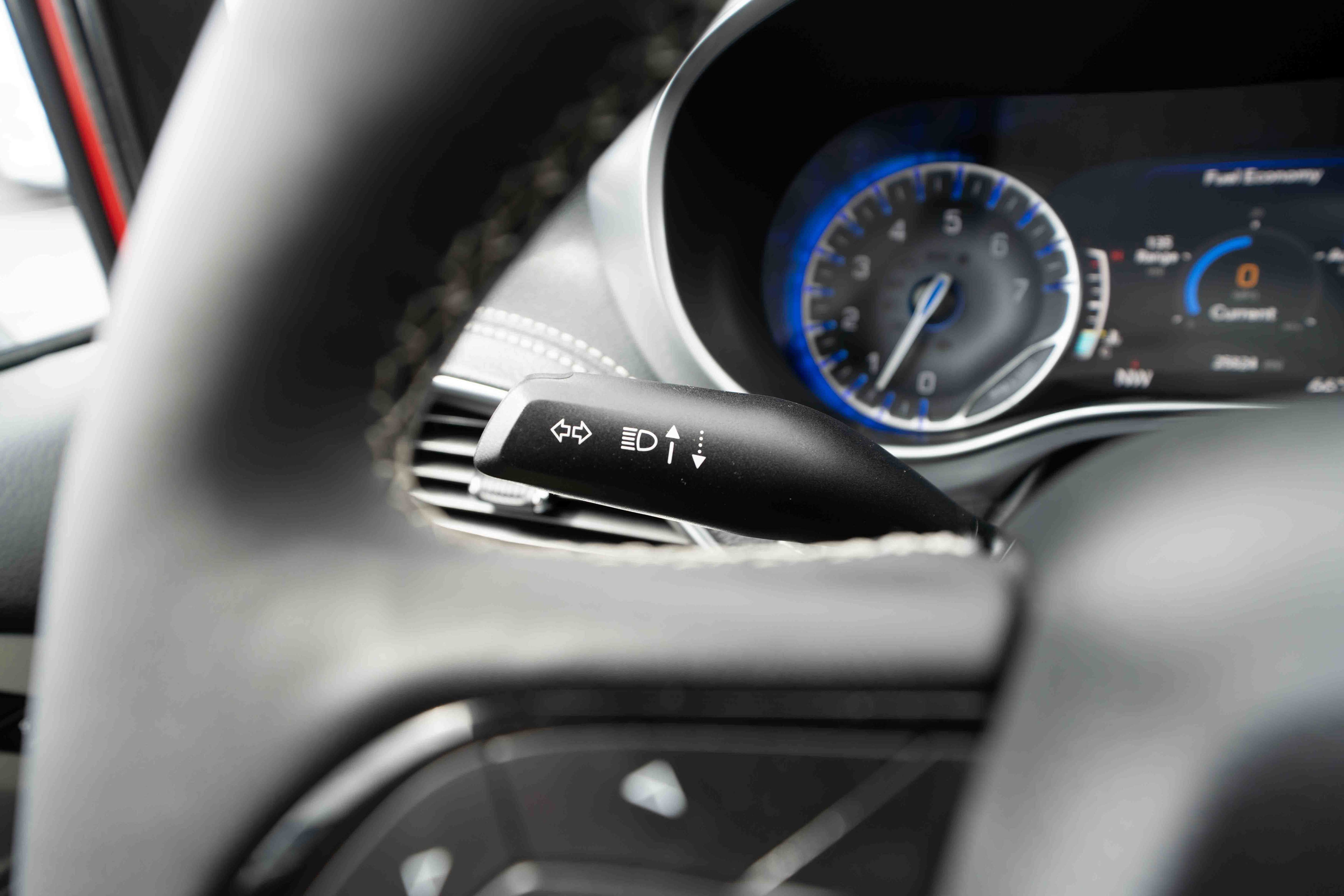 Used 2025 Chrysler Pacifica Limited FWD image 13