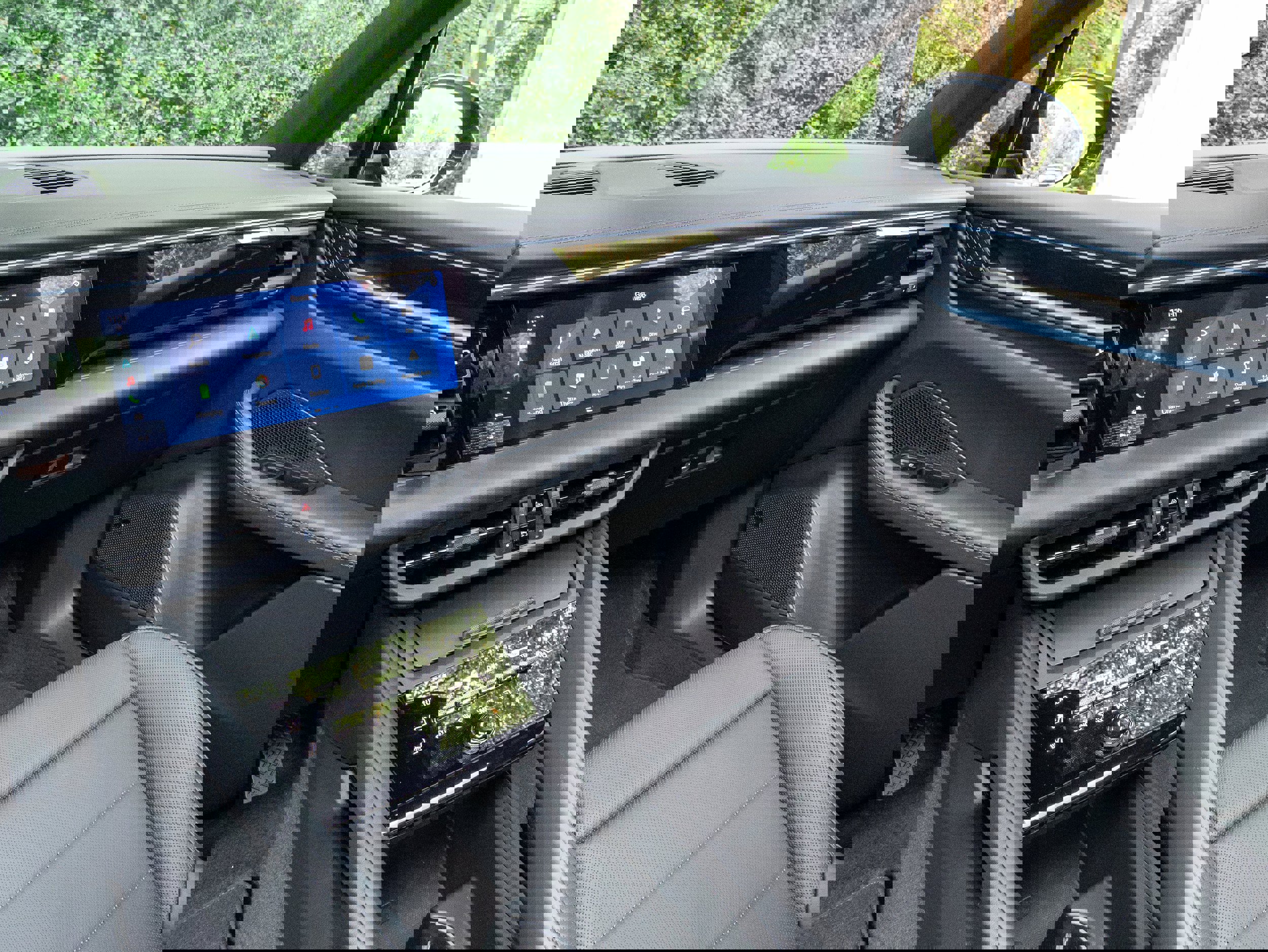 New 2025 Porsche Macan 4 Electric image 18