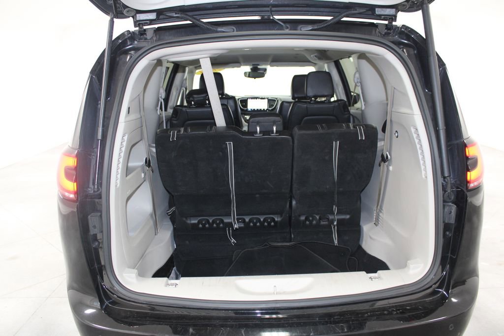 Used 2024 Chrysler Pacifica Touring-L image 14