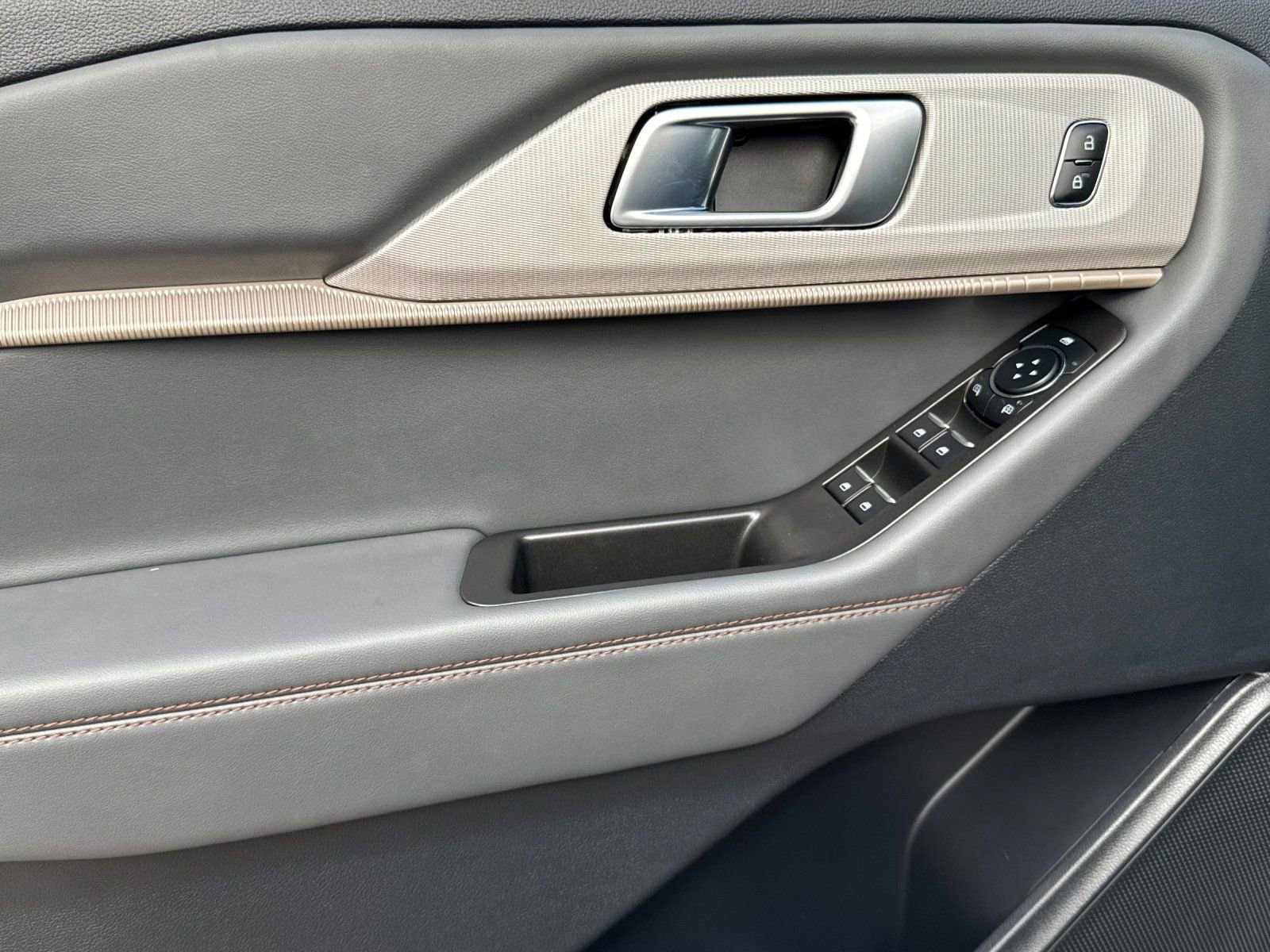 Used 2025 Ford Explorer Active w/ Active Comfort Package image 11