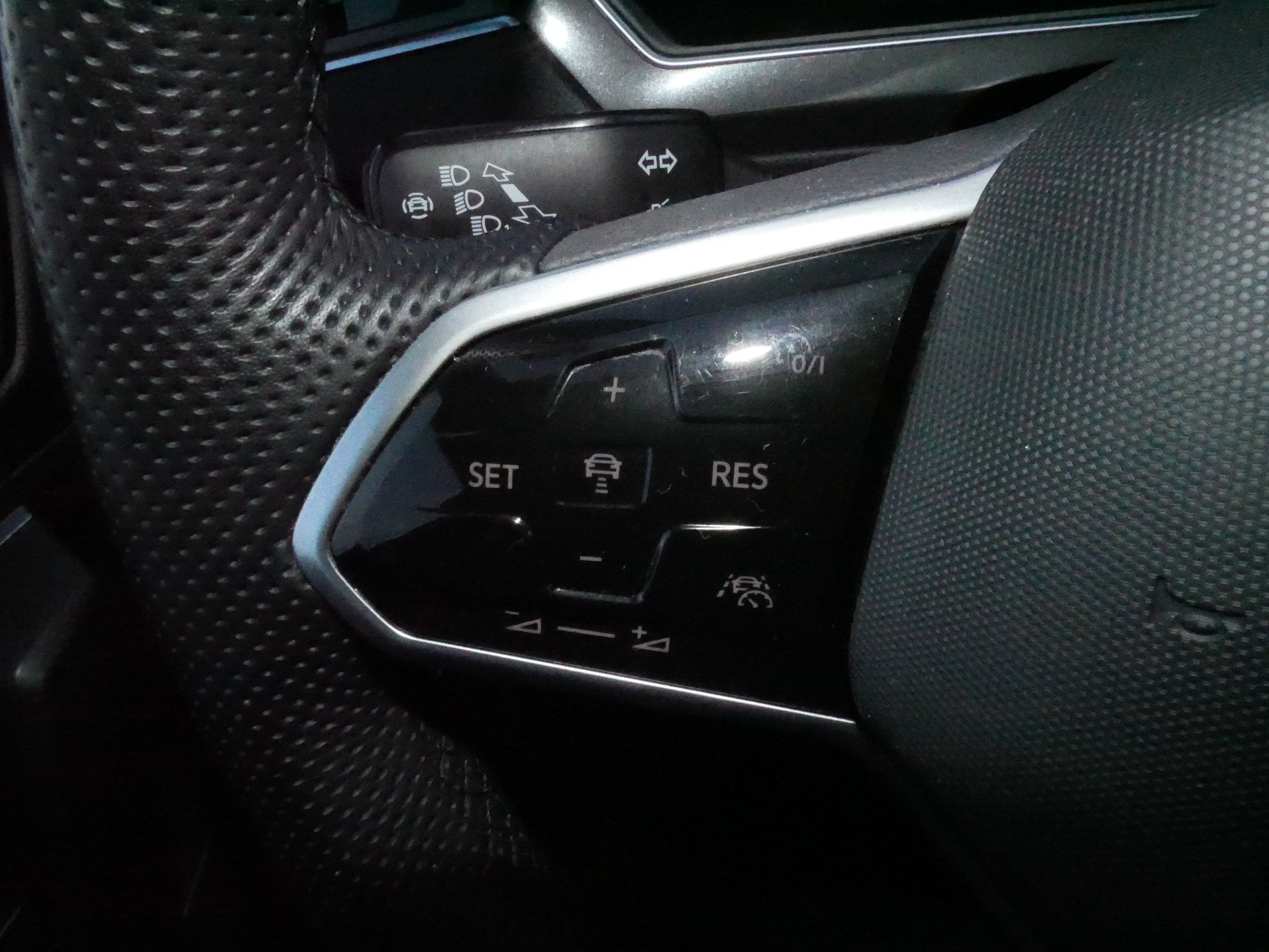 Certified 2022 Volkswagen Tiguan SEL R-Line image 26