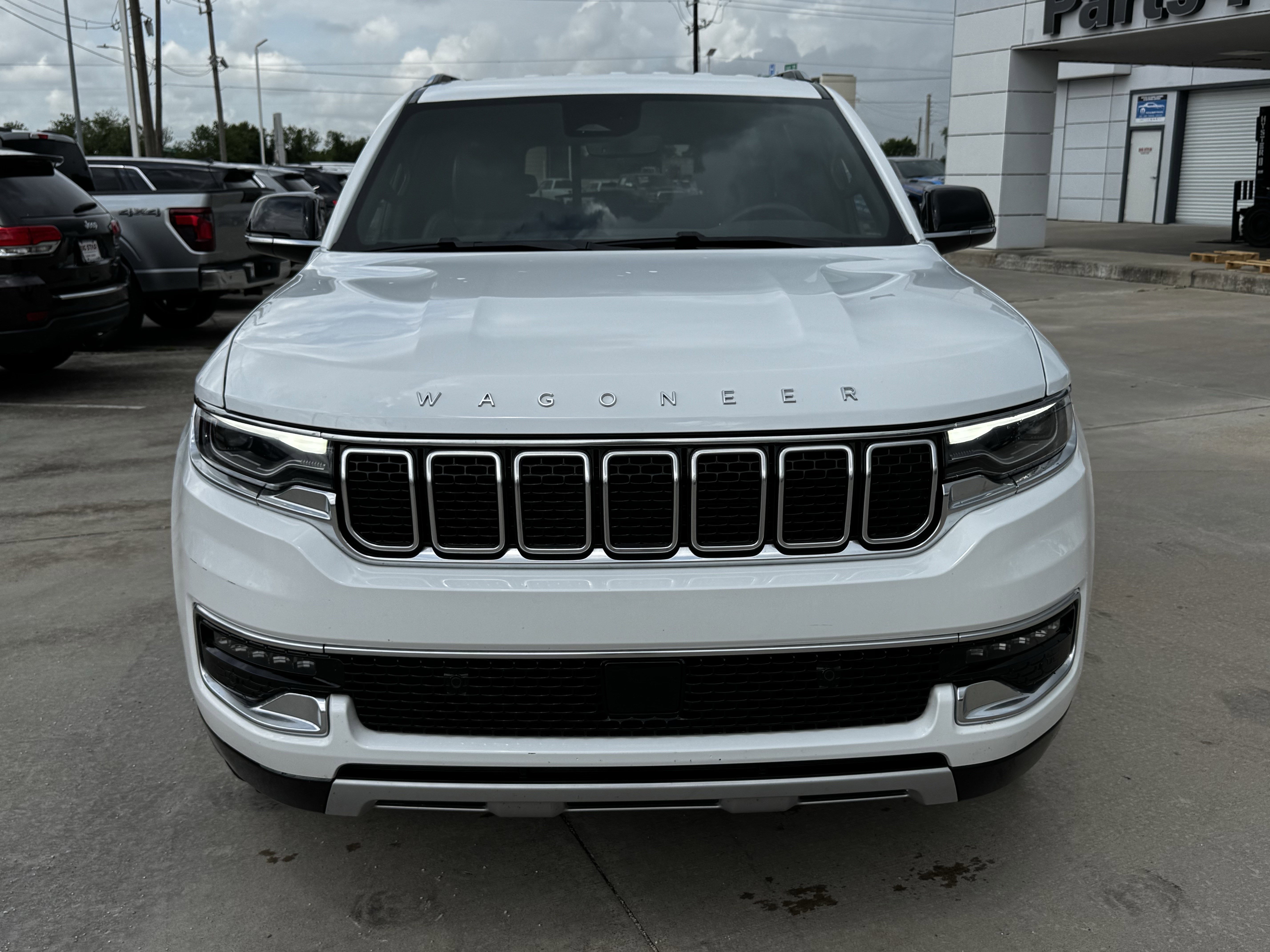 Used 2025 Jeep Wagoneer L Series II AWD/4WD image 3