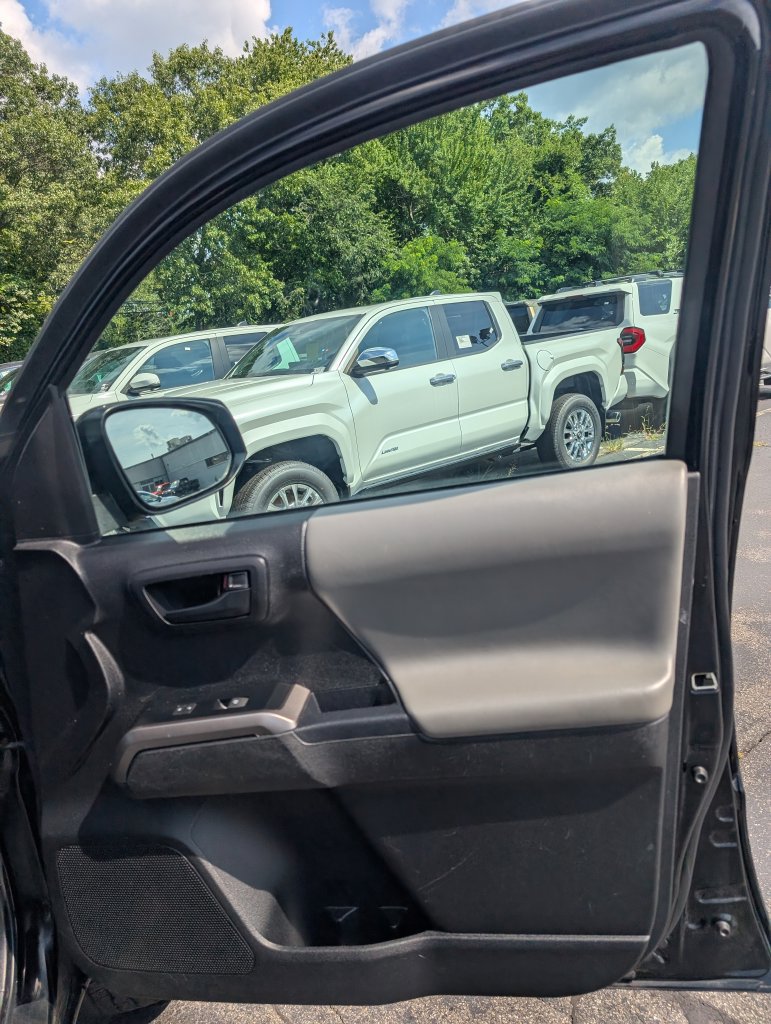 Certified 2023 Toyota Tacoma SR5 AWD/4WD image 18