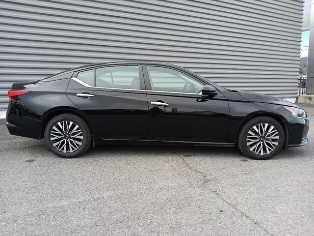 Used 2024 Nissan Altima 2.5 SV image 2